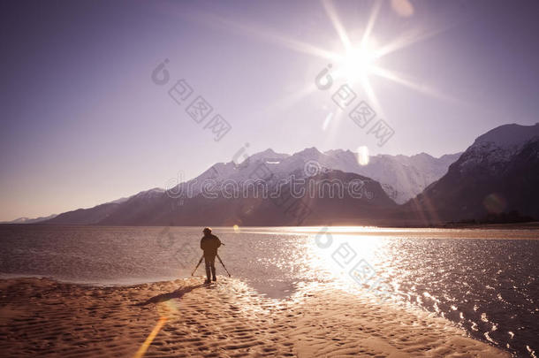 阳光海滩上的阿拉斯加摄影师