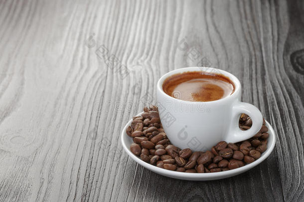新鲜的浓缩咖啡和咖啡豆放在木碟里