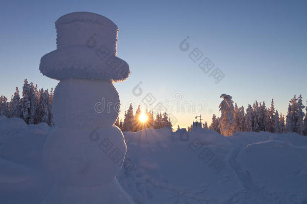 冬天仙境里的巨大雪人