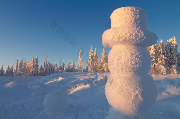 冬天仙境里的巨大雪人