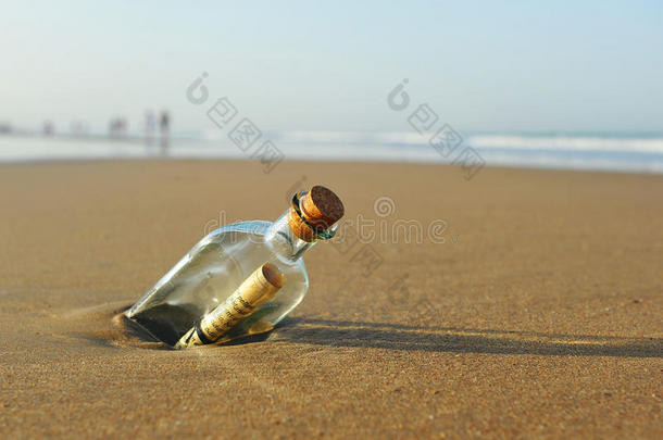 在沙滩上用瓶子<strong>传递信息</strong>
