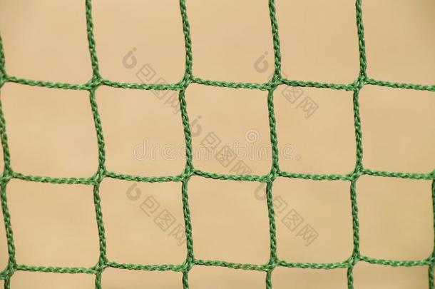 详细的交叉绿色足球网，足球足球在球门网与天然草在足球操场的背景
