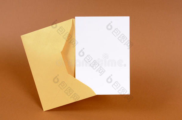 金色棕色马尼拉信封，空白信件或<strong>留言卡</strong>
