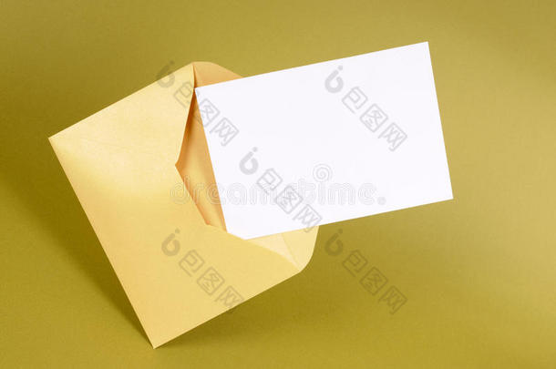 棕色马尼拉信封，空白邀请或邀请卡或纸条，复制空间