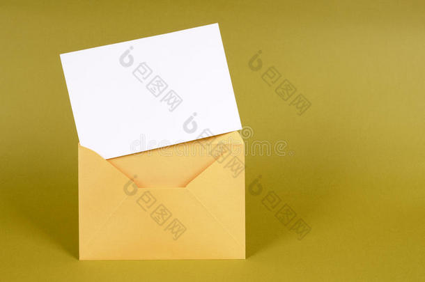 金色棕色马尼拉信封，空白留言卡或信件，复制空间