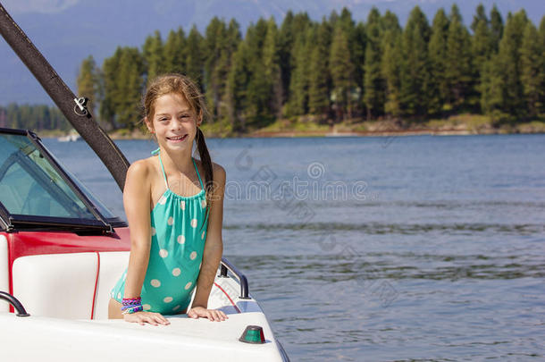 在美丽的湖上骑摩托艇的女孩
