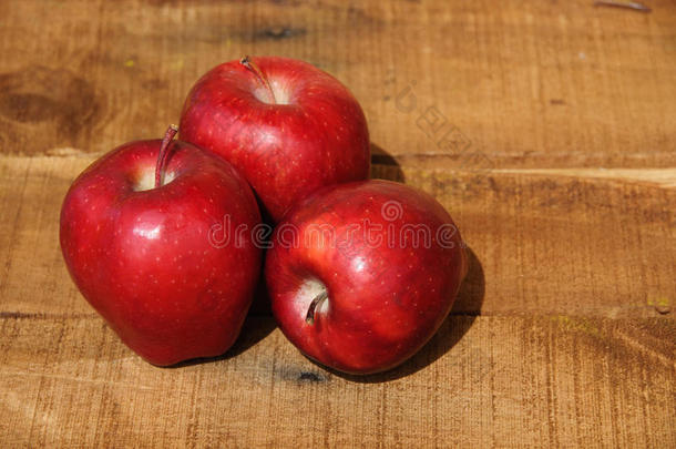 木制背景上的苹果，木制背景上的水果或健康水果