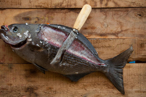 木制背景下的新鲜鱼类，健康食品背景