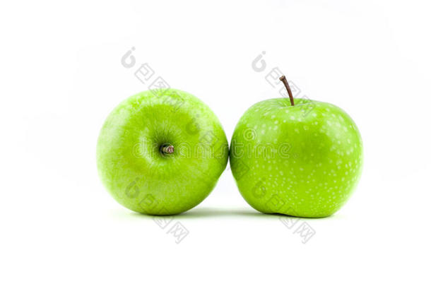 白色背景上分离的新鲜绿色苹果