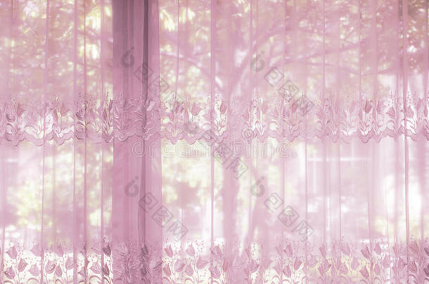 卧室的窗户，用条纹窗帘装饰，花边窗帘