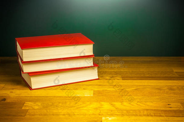图书馆木桌上的知识书籍