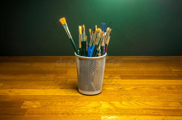 木屋书桌上的艺术学校画笔