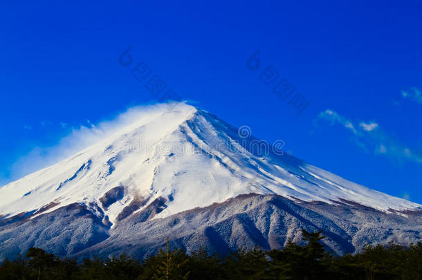 靠近<strong>富士山</strong>的圣山，山顶上覆盖着雪