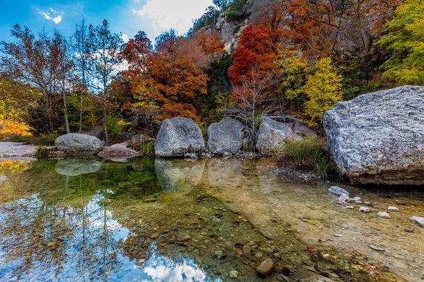 清晰的游泳池和明亮的叶子在失落的枫树州立公园，得克萨斯州