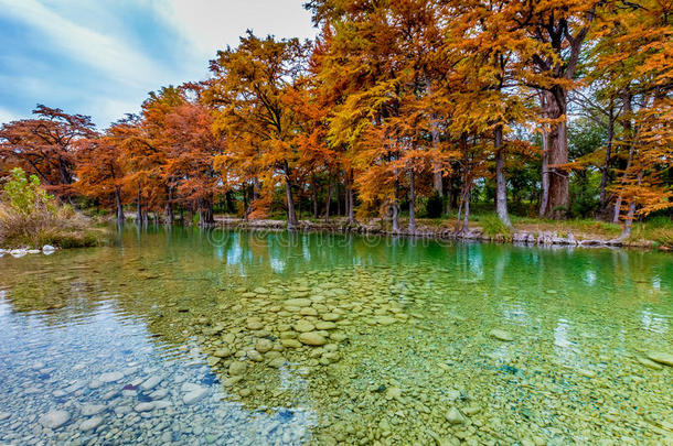 德克萨斯州加纳州立公园的翡翠色河流