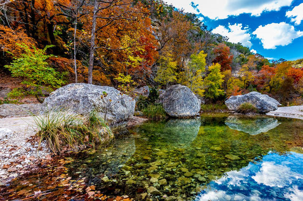 水晶池与秋天树叶在失落的枫树州立公园，得克萨斯州