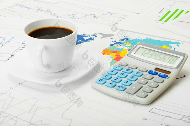咖啡杯和计算器世界地图和一些金融图表-商业概念