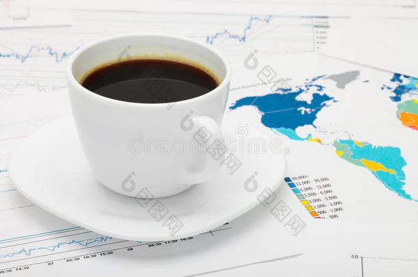咖啡杯世界地图和一些金融文件-商业概念