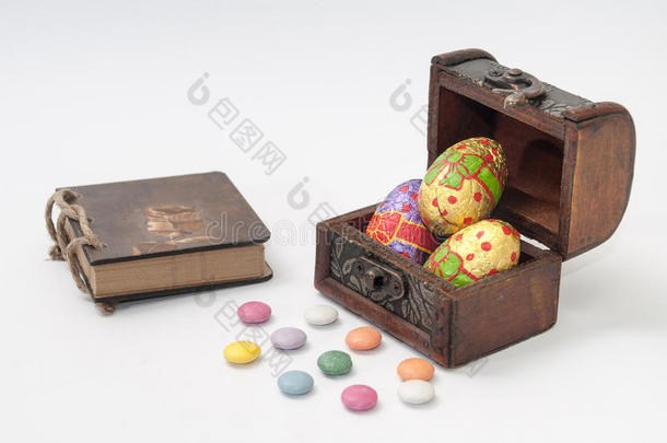 木制棺材里的巧克力复活节彩蛋