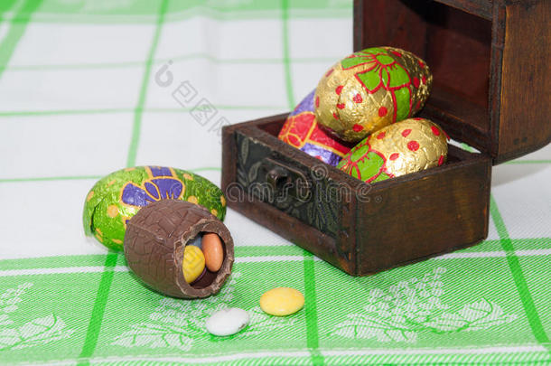 巧克力复活节彩蛋放在木制<strong>棺材</strong>里，放在厨房桌布上