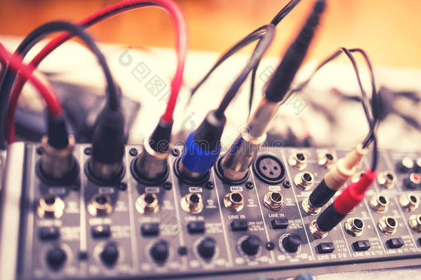 音频插孔电缆连接在接收器，放大器或音乐混合器的后端在音乐会，聚会或节日。 柔和的效果