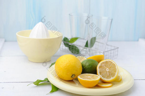 柑橘<strong>榨汁</strong>机和新<strong>鲜</strong>柠檬被用来制作柠檬水