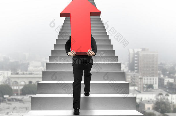 商人携带红色箭头标志在楼梯与城市场景