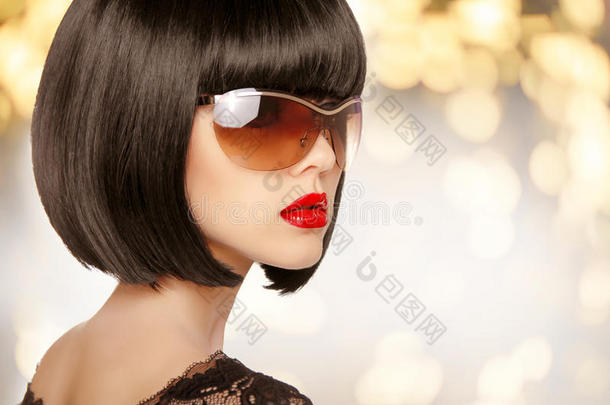 戴太阳镜的时尚黑发女人。 黑色鲍勃发型。 红色的
