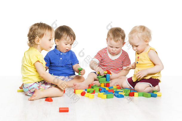 孩子们分组玩玩具块。 小孩子早期发育