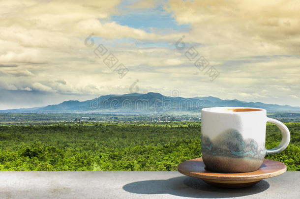 一杯茶在桌子上，在山上，风景与阳光。 是