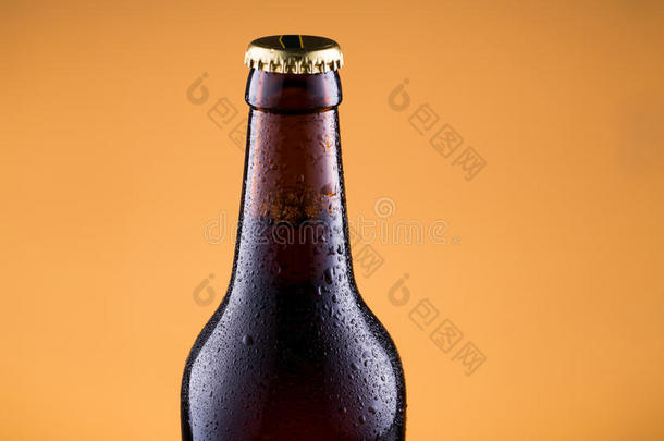 <strong>金色</strong>背景上有<strong>水滴</strong>的啤酒瓶。