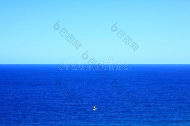 蓝色的大海，白色的小船，浩瀚的大海