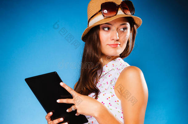 女孩用平板电脑<strong>电子书阅读器</strong>。