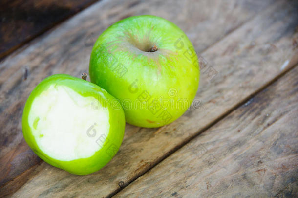 木制背景上的苹果，木制背景上的水果或健康水果