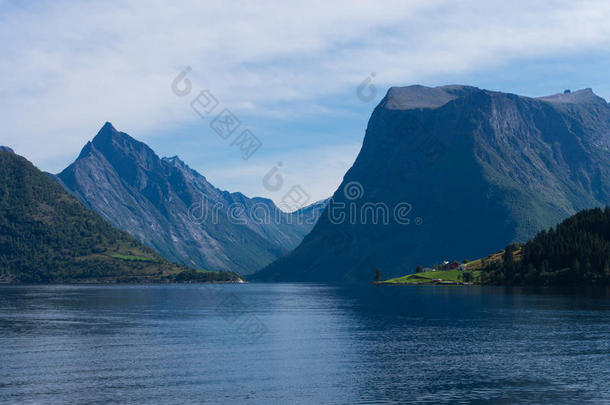 美丽的风景峡湾，村庄和山脉的挪威。