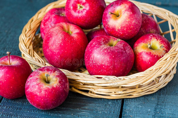 木板上的<strong>新鲜红苹果</strong>，水果