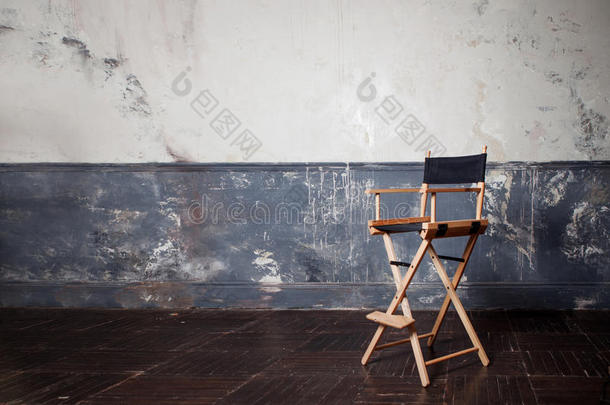 折叠高椅子在墙上，复古背景
