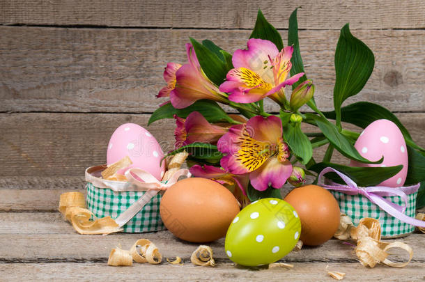 复活节鸡蛋在锅和花里