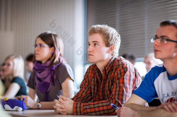 大学生上课时坐在教室里