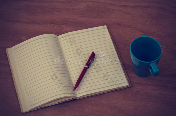 咖啡杯与笔记簿-复古效果风格的图片