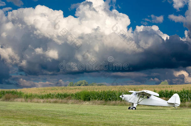 <strong>航空飞机</strong>农业沿着云