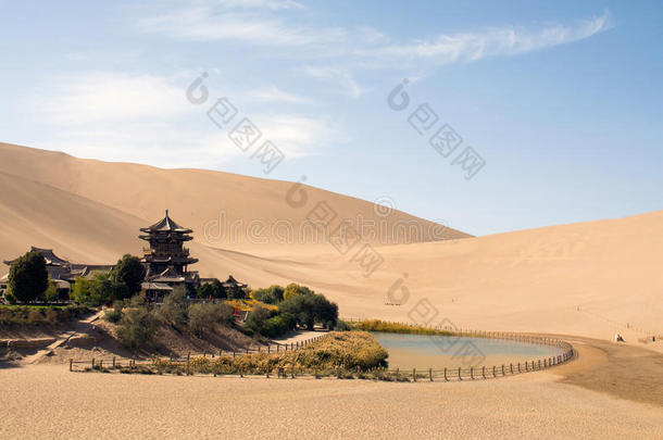 中国沙漠寺庙，<strong>鸣沙山</strong>，<strong>敦煌</strong>，中国
