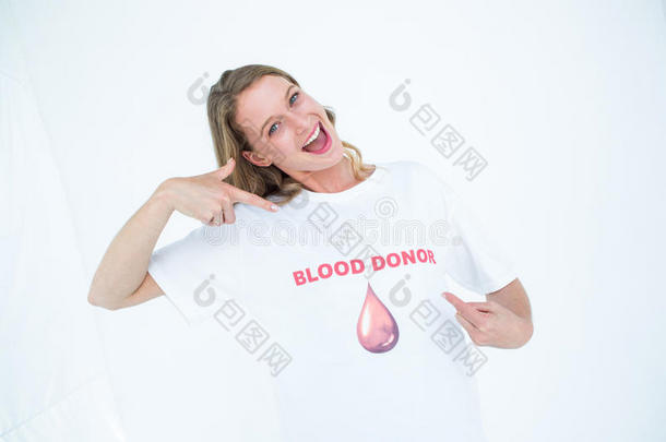献血者展示她的T恤