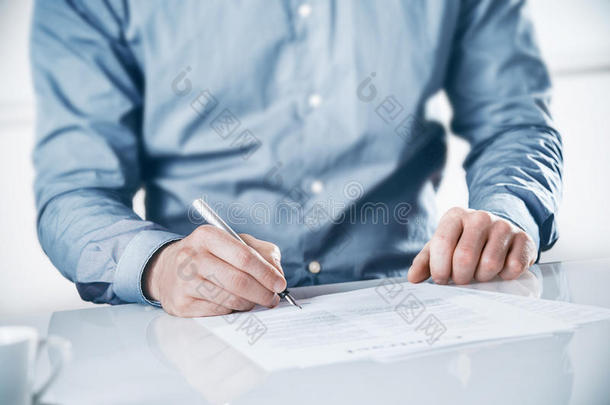 签订合同或文件的商人
