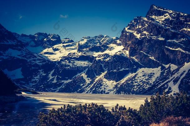 冒险阿尔卑斯山蓝色攀登云