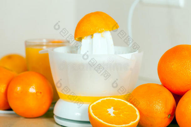 新鲜橘子和<strong>榨汁机</strong>