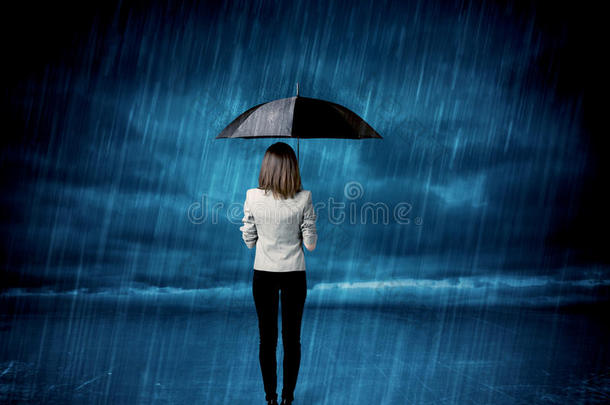 雨中撑伞的女商人