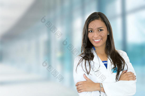 自信的年轻女医生医疗专业在医院