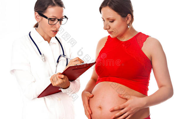 妇科医生给一位年轻孕妇提供咨询