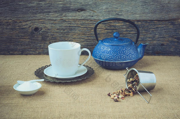 一杯热茶和茶壶与Instagram风格的过滤器